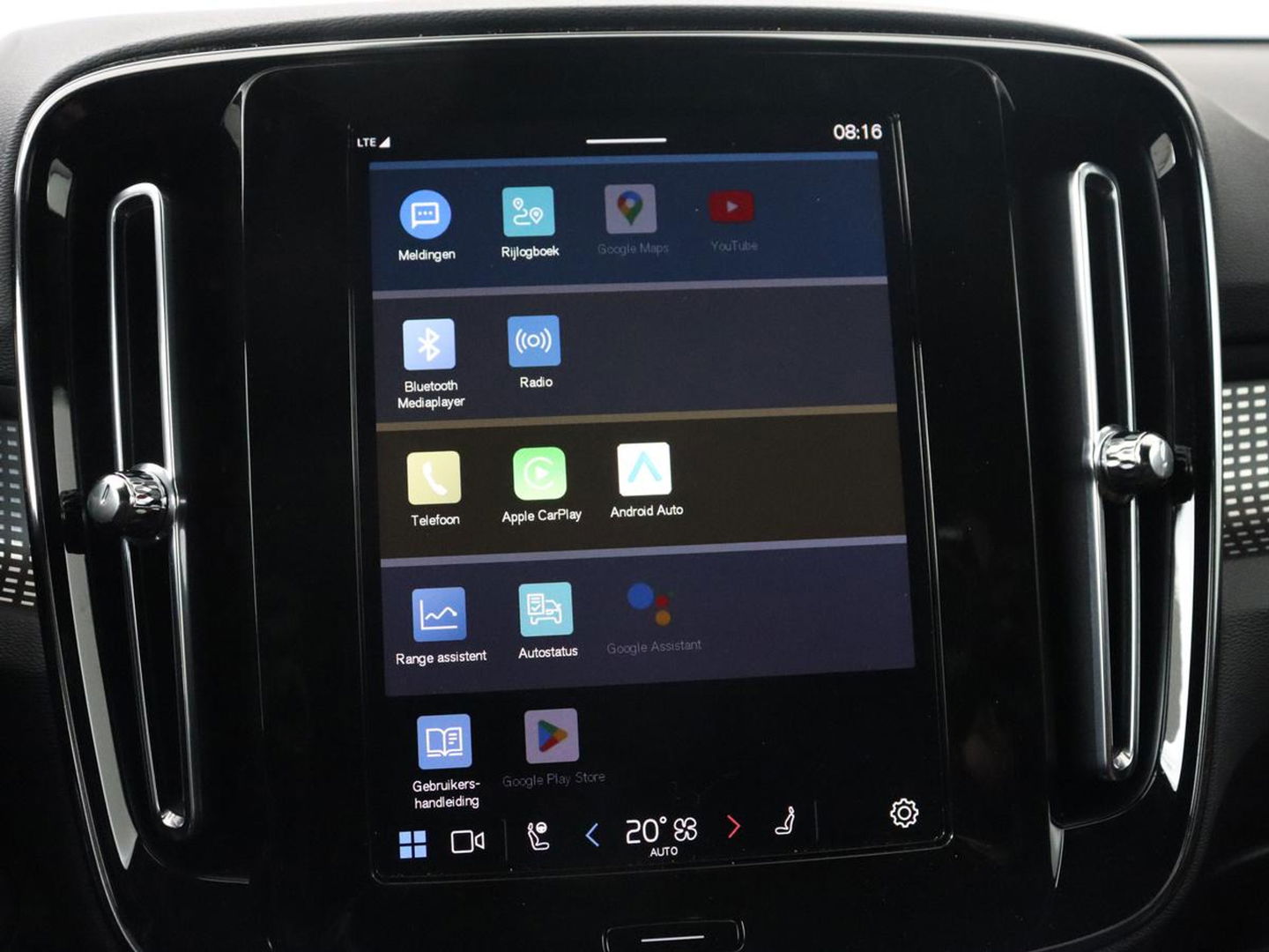 Volvo XC40 Recharge P8 AWD R Design | Trekhaak | Stoel & stuurverwarming | Camera | Carplay | Leder/Alcantara | Adaptive cruise | Keyless | Full LED | 19'' lichtmetalen velgen