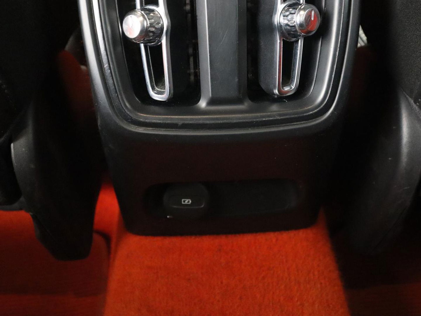 Volvo XC40 Recharge P8 AWD R Design | Trekhaak | Stoel & stuurverwarming | Camera | Carplay | Leder/Alcantara | Adaptive cruise | Keyless | Full LED | 19'' lichtmetalen velgen