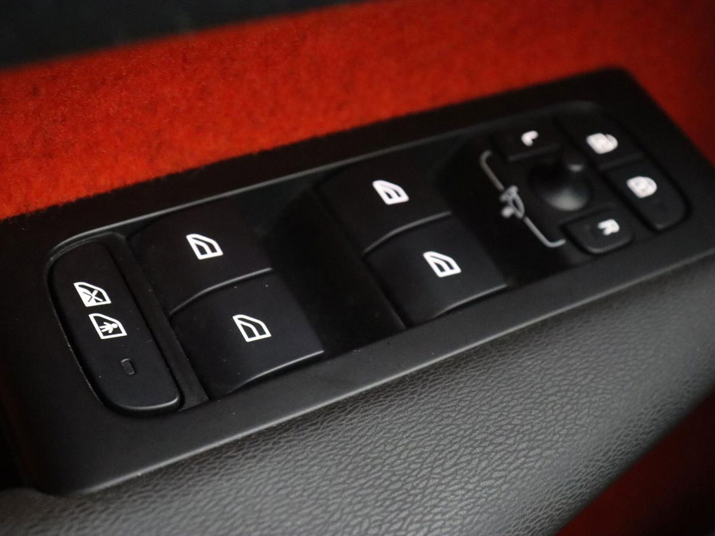 Volvo XC40 Recharge P8 AWD R Design | Trekhaak | Stoel & stuurverwarming | Camera | Carplay | Leder/Alcantara | Adaptive cruise | Keyless | Full LED | 19'' lichtmetalen velgen