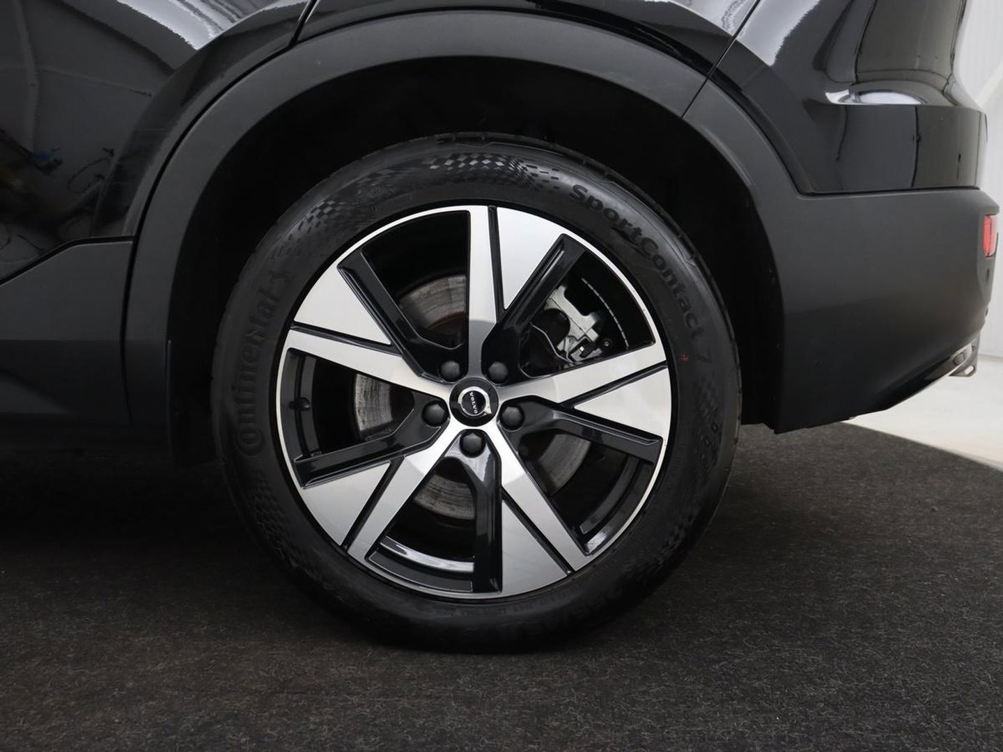 Volvo XC40 Recharge P8 AWD R Design | Trekhaak | Stoel & stuurverwarming | Camera | Carplay | Leder/Alcantara | Adaptive cruise | Keyless | Full LED | 19'' lichtmetalen velgen