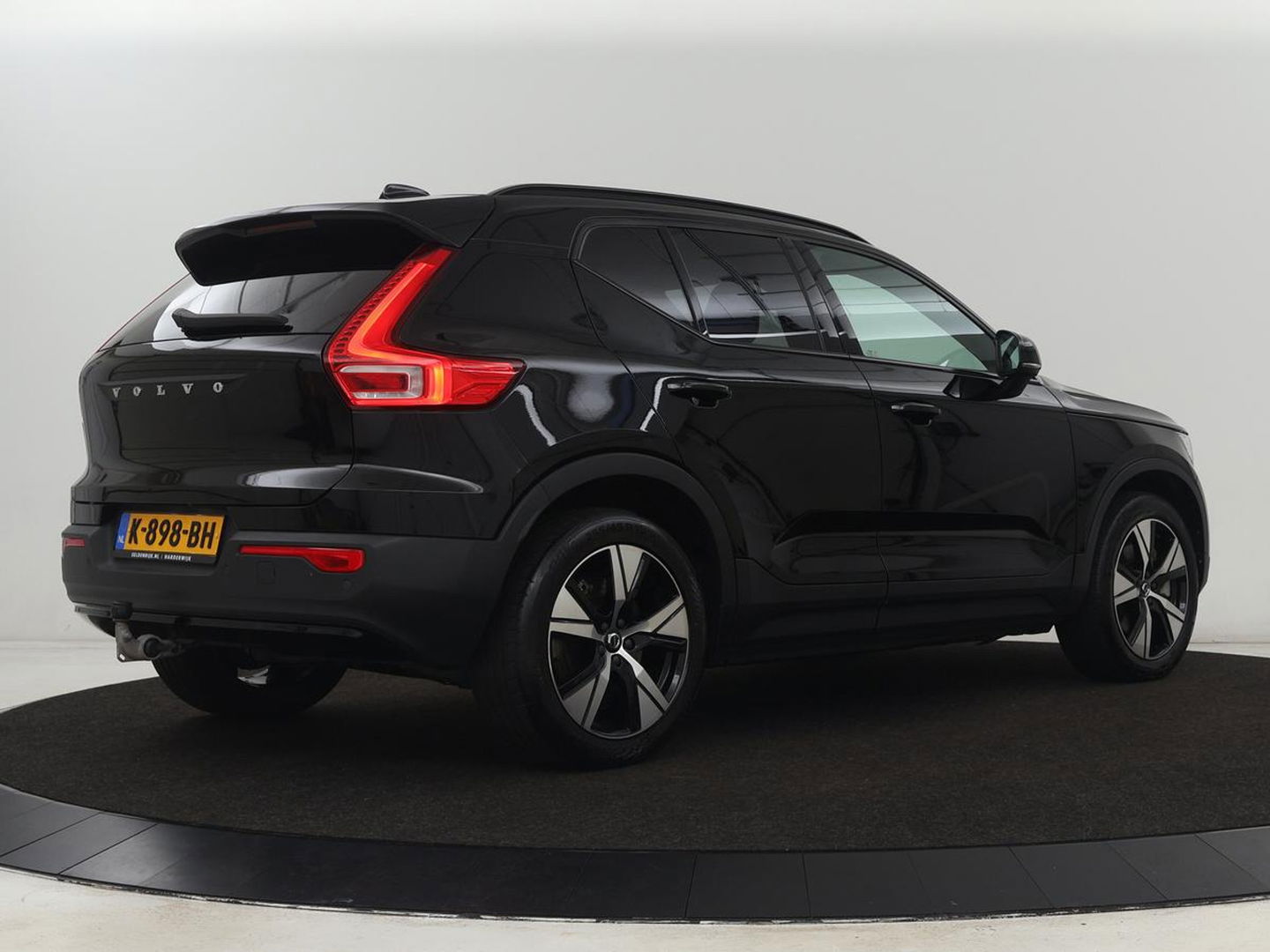 Volvo XC40 Recharge P8 AWD R Design | Trekhaak | Stoel & stuurverwarming | Camera | Carplay | Leder/Alcantara | Adaptive cruise | Keyless | Full LED | 19'' lichtmetalen velgen