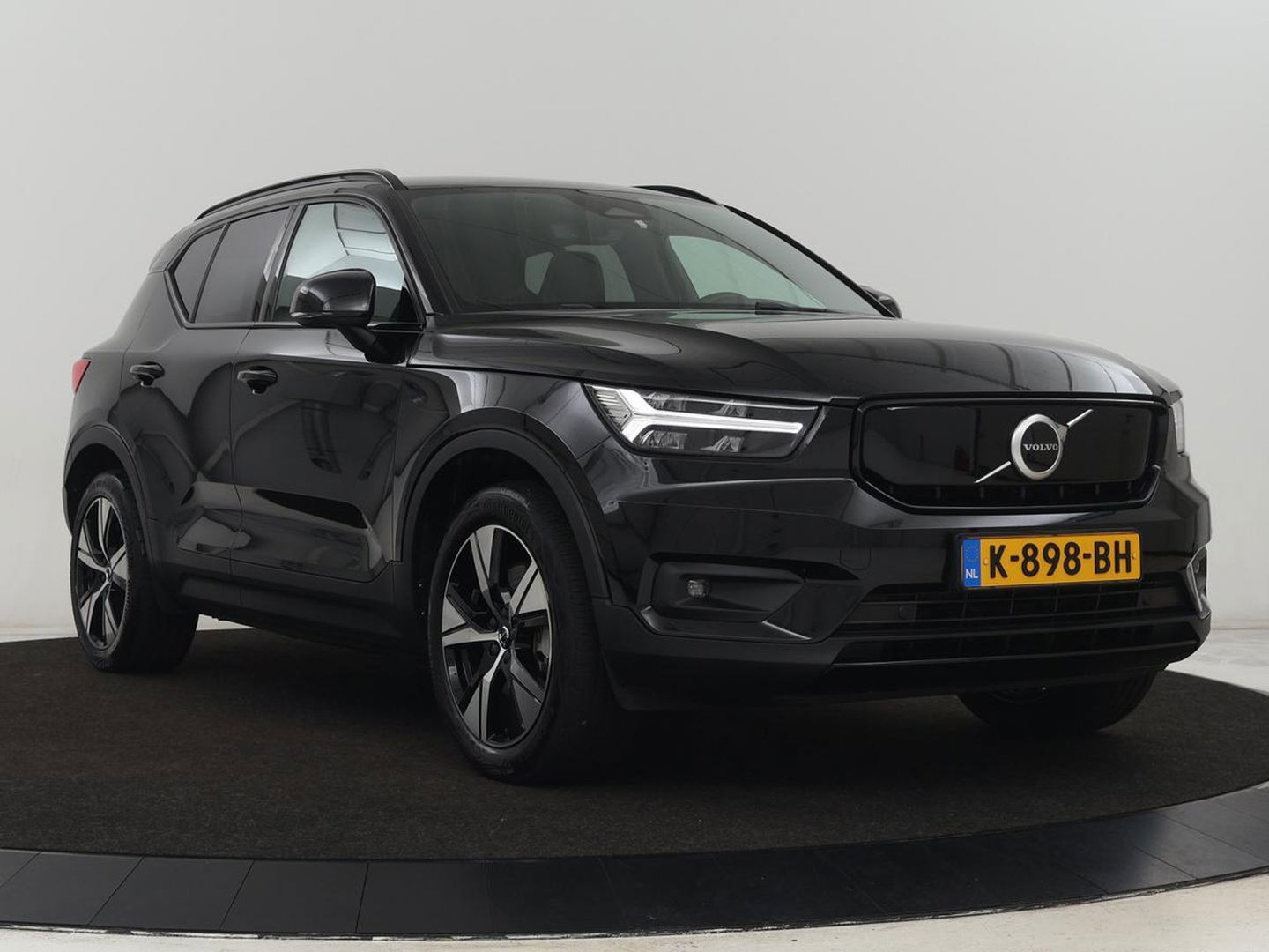 Volvo XC40 Recharge P8 AWD R Design | Trekhaak | Stoel & stuurverwarming | Camera | Carplay | Leder/Alcantara | Adaptive cruise | Keyless | Full LED | 19'' lichtmetalen velgen