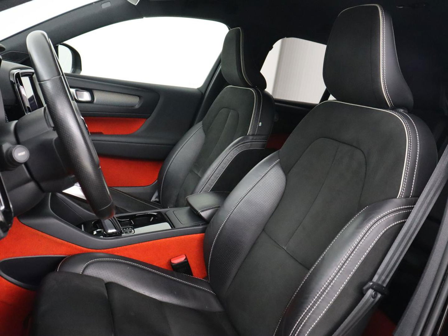 Volvo XC40 Recharge P8 AWD R Design | Trekhaak | Stoel & stuurverwarming | Camera | Carplay | Leder/Alcantara | Adaptive cruise | Keyless | Full LED | 19'' lichtmetalen velgen