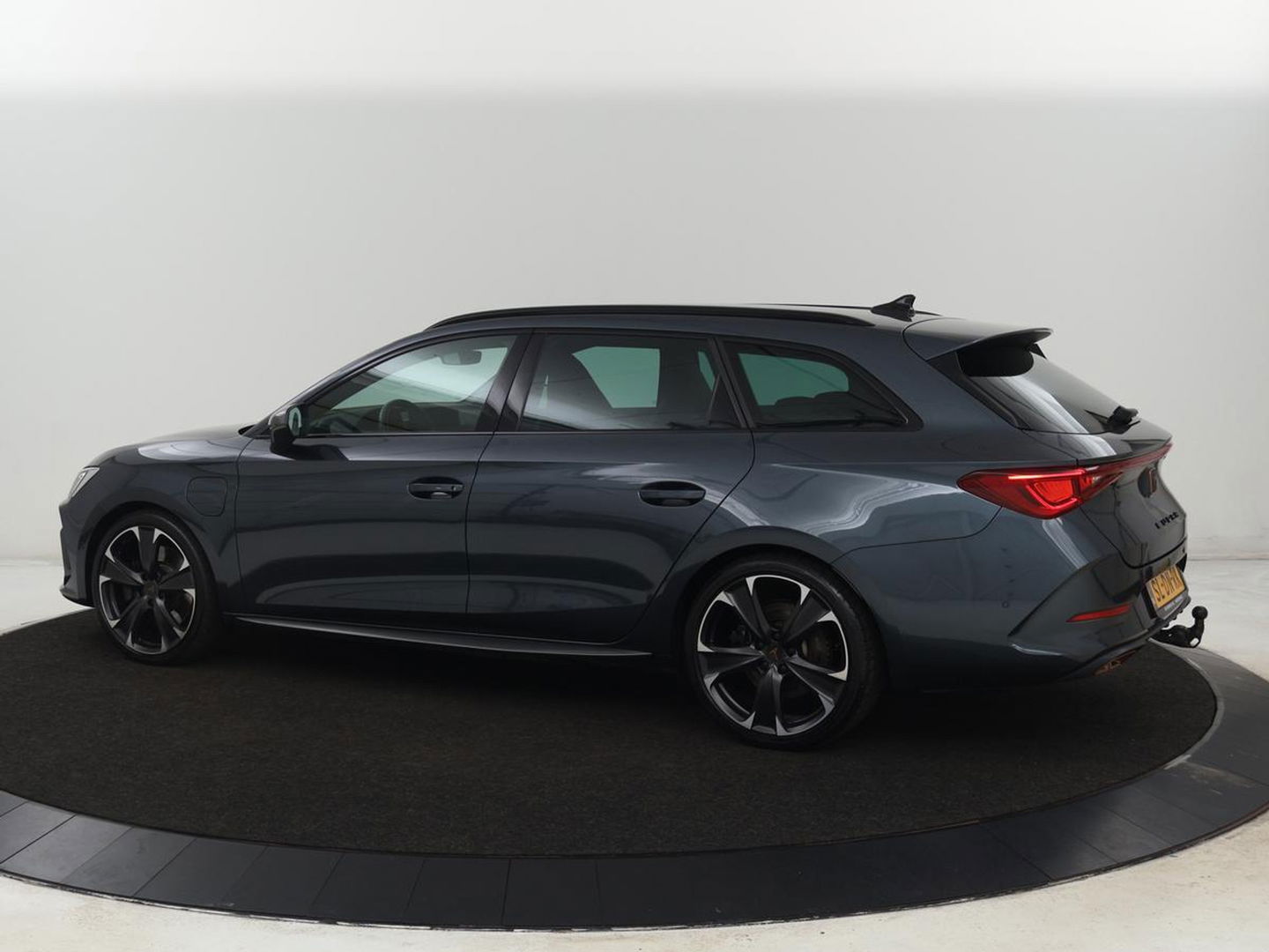 CUPRA Leon 1.4 eHybrid VZ | 245pk | Trekhaak | Stoelverwarming | Adaptive cruise | Carplay | Navigatie | Stuurverwarming | Keyless | Full LED | Sportstoelen | PHEV | Plug In
