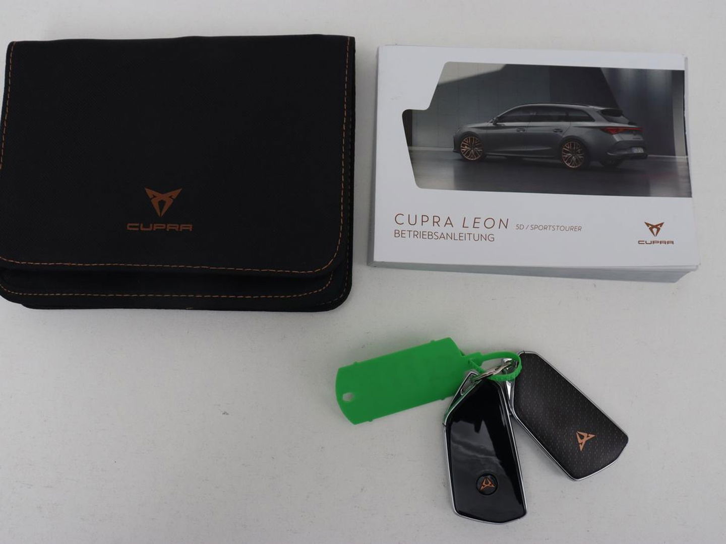 CUPRA Leon 1.4 eHybrid VZ | 245pk | Trekhaak | Stoelverwarming | Adaptive cruise | Carplay | Navigatie | Stuurverwarming | Keyless | Full LED | Sportstoelen | PHEV | Plug In