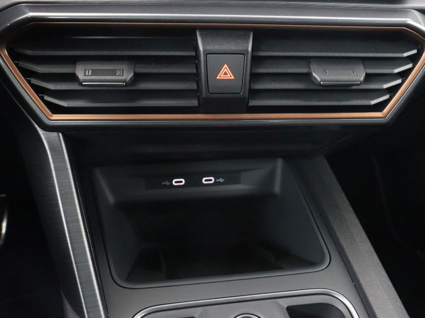 CUPRA Leon 1.4 eHybrid VZ | 245pk | Trekhaak | Stoelverwarming | Adaptive cruise | Carplay | Navigatie | Stuurverwarming | Keyless | Full LED | Sportstoelen | PHEV | Plug In