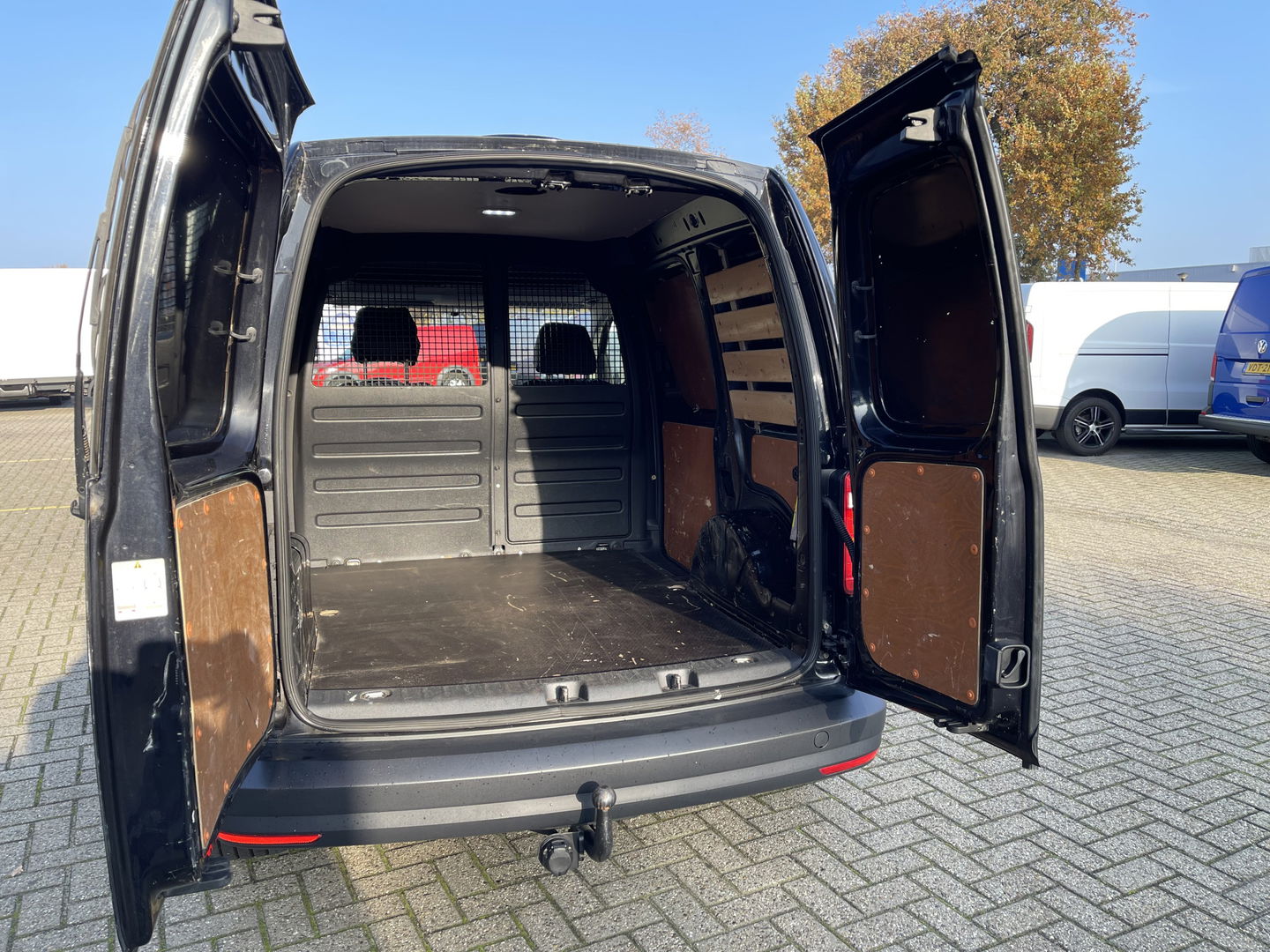 Volkswagen Caddy 2.0 TDI L1H1 BMT Economy Business / vaste prijs rijklaar € 9.950 ex btw / lease vanaf € 201 / airco / 17 Inch lichtmetalen velgen / sidebars / trekhaak / euro 6 !
