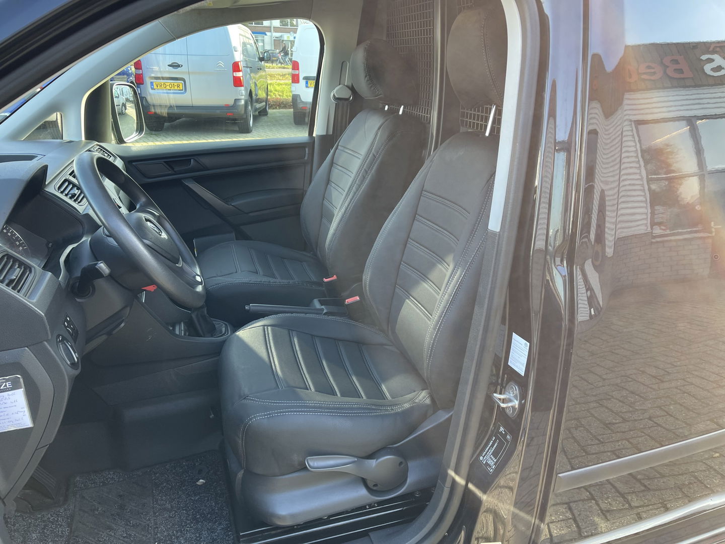 Volkswagen Caddy 2.0 TDI L1H1 BMT Economy Business / vaste prijs rijklaar € 9.950 ex btw / lease vanaf € 201 / airco / 17 Inch lichtmetalen velgen / sidebars / trekhaak / euro 6 !