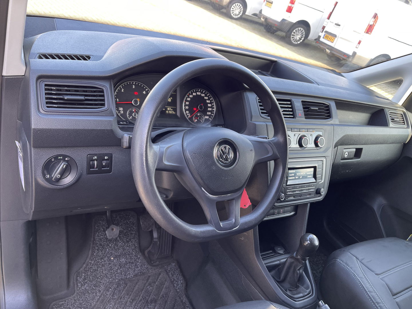 Volkswagen Caddy 2.0 TDI L1H1 BMT Economy Business / vaste prijs rijklaar € 9.950 ex btw / lease vanaf € 201 / airco / 17 Inch lichtmetalen velgen / sidebars / trekhaak / euro 6 !