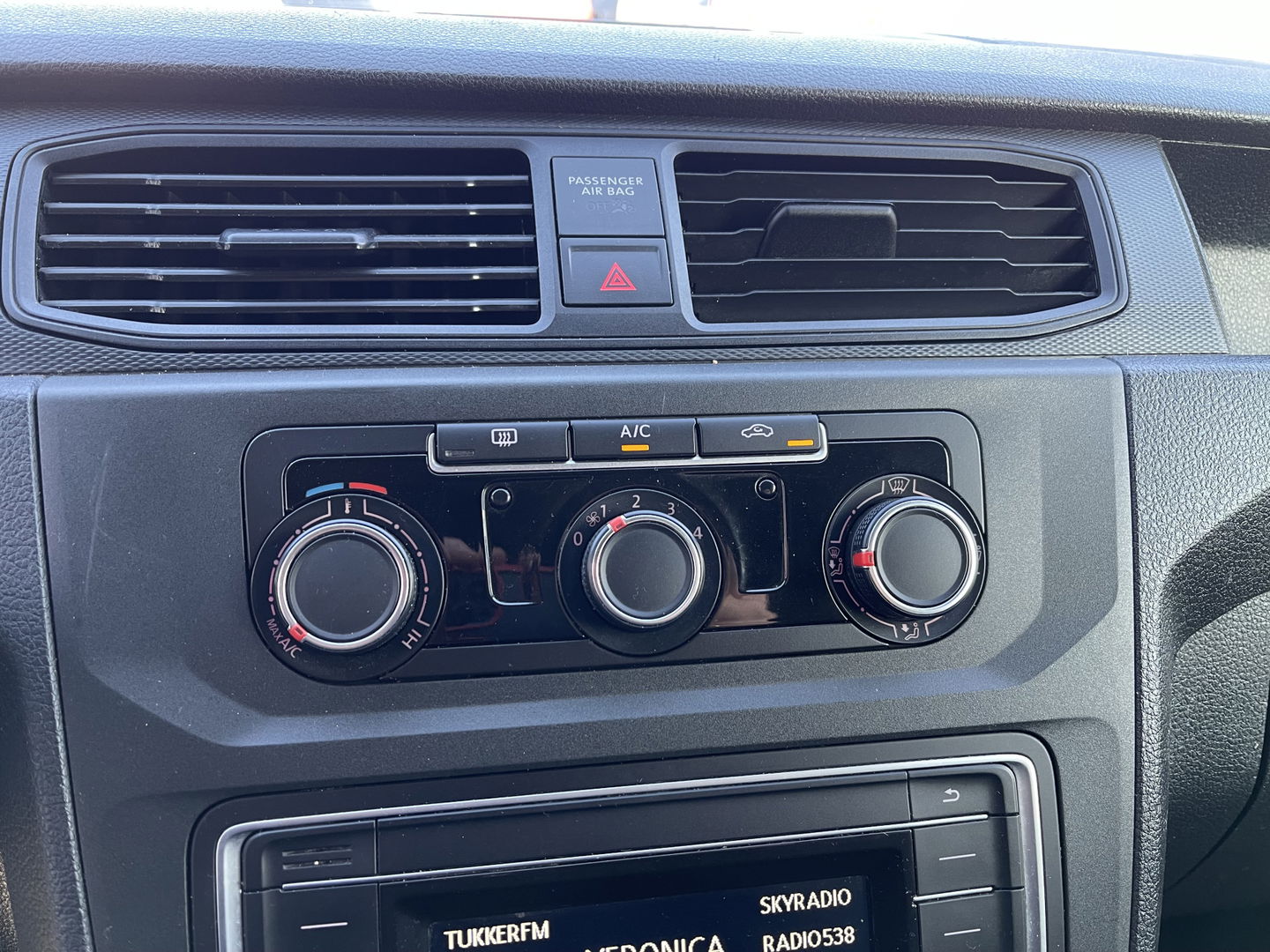 Volkswagen Caddy 2.0 TDI L1H1 BMT Economy Business / vaste prijs rijklaar € 9.950 ex btw / lease vanaf € 201 / airco / 17 Inch lichtmetalen velgen / sidebars / trekhaak / euro 6 !