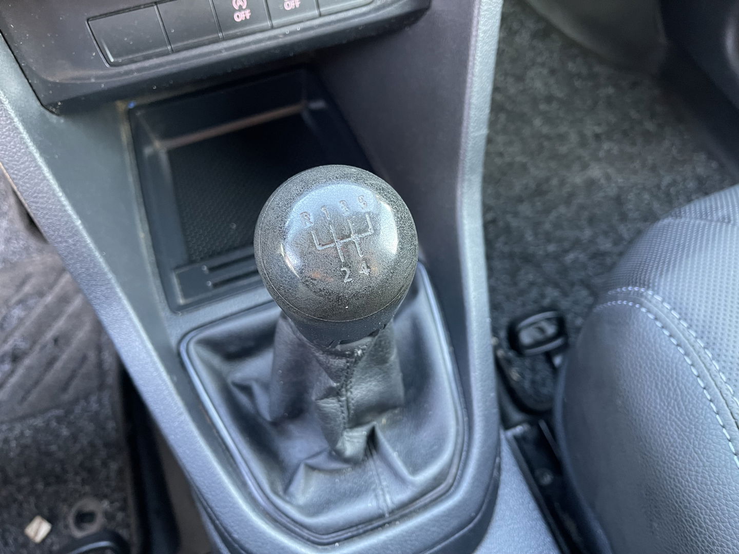 Volkswagen Caddy 2.0 TDI L1H1 BMT Economy Business / vaste prijs rijklaar € 9.950 ex btw / lease vanaf € 201 / airco / 17 Inch lichtmetalen velgen / sidebars / trekhaak / euro 6 !