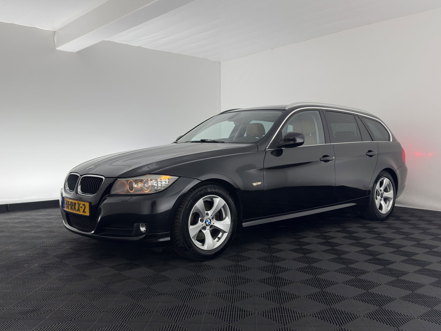 BMW 3 Serie Touring 320d Efficient Dynamics Edition Luxury Line *XENON | LUXURY-LEATHER | HEATED-SPORTSEATS | NAVI-FULLMAP | ECC | PDC | CRUISE | TOWBAR | 16''ALU*