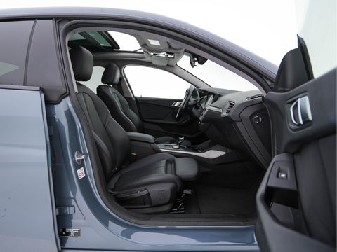 BMW 2 Serie Gran Coupé 218i High Executive Aut. *PANO | FULL-LEATHER | FULL-LED | ADAPTIVE-CRUISE | DIGI-COCKPIT | SPORT-SEATS | NAVI-FULLMAP | DAB+ | ECC | PDC | 17''ALU | TOWBAR*