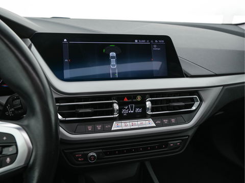 BMW 2 Serie Gran Coupé 218i High Executive Aut. *PANO | FULL-LEATHER | FULL-LED | ADAPTIVE-CRUISE | DIGI-COCKPIT | SPORT-SEATS | NAVI-FULLMAP | DAB+ | ECC | PDC | 17''ALU | TOWBAR*