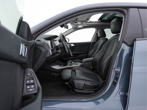 BMW 2 Serie Gran Coupé 218i High Executive Aut. *PANO | FULL-LEATHER | FULL-LED | ADAPTIVE-CRUISE | DIGI-COCKPIT | SPORT-SEATS | NAVI-FULLMAP | DAB+ | ECC | PDC | 17''ALU | TOWBAR*