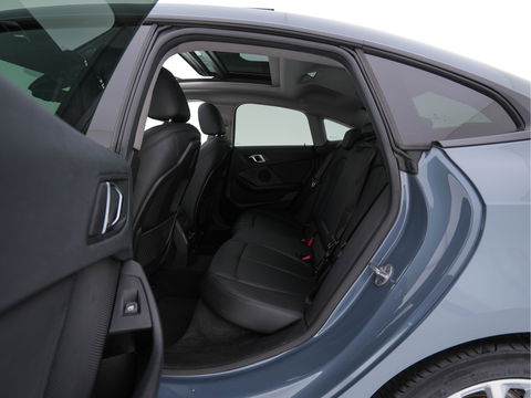 BMW 2 Serie Gran Coupé 218i High Executive Aut. *PANO | FULL-LEATHER | FULL-LED | ADAPTIVE-CRUISE | DIGI-COCKPIT | SPORT-SEATS | NAVI-FULLMAP | DAB+ | ECC | PDC | 17''ALU | TOWBAR*