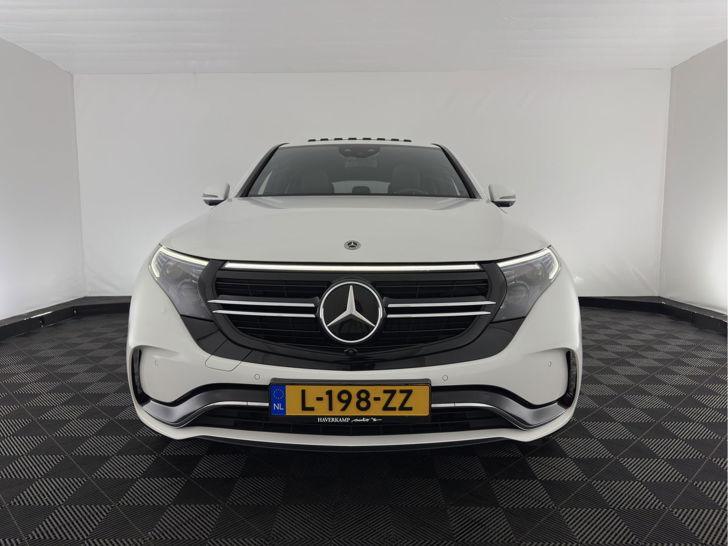 Mercedes-Benz EQC 400 4MATIC 80 kWh AMG (INCL-BTW) Aut. *PANO | BURMESTER-SURROUND | DISTRONIC | LEATHER-MICROFIBRE | FULL-LED | TOP-VIEW | WIDE-SCREEN-COCKPIT | KEYLESS | AIR-SUSPENSION | SPORT-SEATS | 19''ALU*