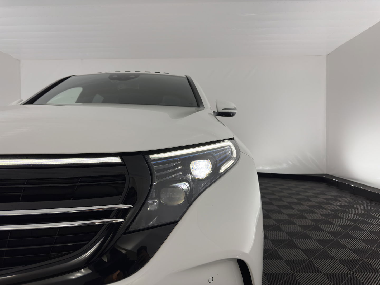 Mercedes-Benz EQC 400 4MATIC 80 kWh AMG (INCL-BTW) Aut. *PANO | BURMESTER-SURROUND | DISTRONIC | LEATHER-MICROFIBRE | FULL-LED | TOP-VIEW | WIDE-SCREEN-COCKPIT | KEYLESS | AIR-SUSPENSION | SPORT-SEATS | 19''ALU*