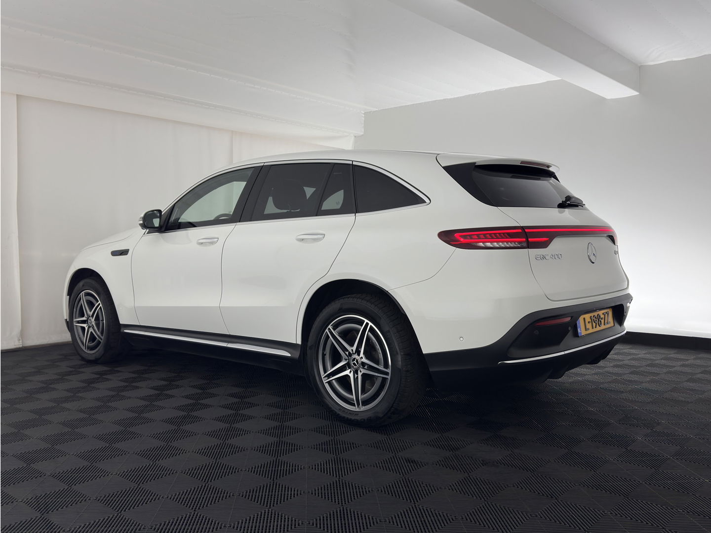 Mercedes-Benz EQC 400 4MATIC 80 kWh AMG (INCL-BTW) Aut. *PANO | BURMESTER-SURROUND | DISTRONIC | LEATHER-MICROFIBRE | FULL-LED | TOP-VIEW | WIDE-SCREEN-COCKPIT | KEYLESS | AIR-SUSPENSION | SPORT-SEATS | 19''ALU*
