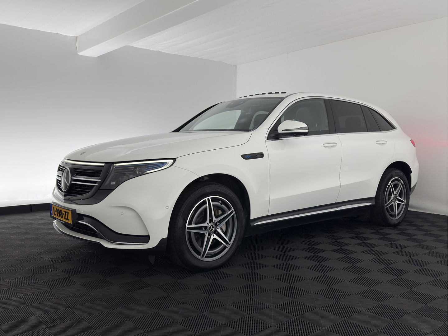 Mercedes-Benz EQC 400 4MATIC 80 kWh AMG (INCL-BTW) Aut. *PANO | BURMESTER-SURROUND | DISTRONIC | LEATHER-MICROFIBRE | FULL-LED | TOP-VIEW | WIDE-SCREEN-COCKPIT | KEYLESS | AIR-SUSPENSION | SPORT-SEATS | 19''ALU*