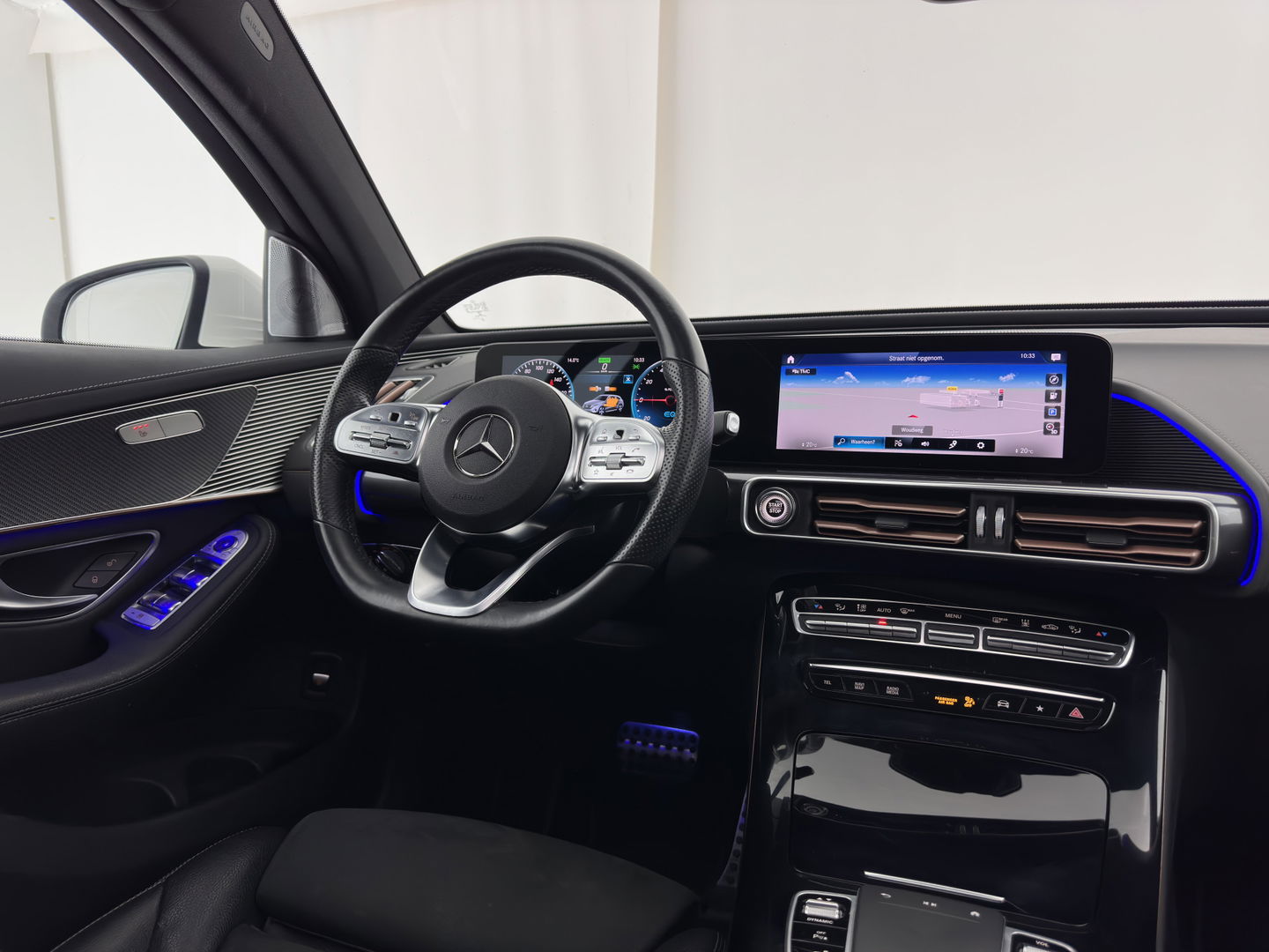 Mercedes-Benz EQC 400 4MATIC 80 kWh AMG (INCL-BTW) Aut. *PANO | BURMESTER-SURROUND | DISTRONIC | LEATHER-MICROFIBRE | FULL-LED | TOP-VIEW | WIDE-SCREEN-COCKPIT | KEYLESS | AIR-SUSPENSION | SPORT-SEATS | 19''ALU*