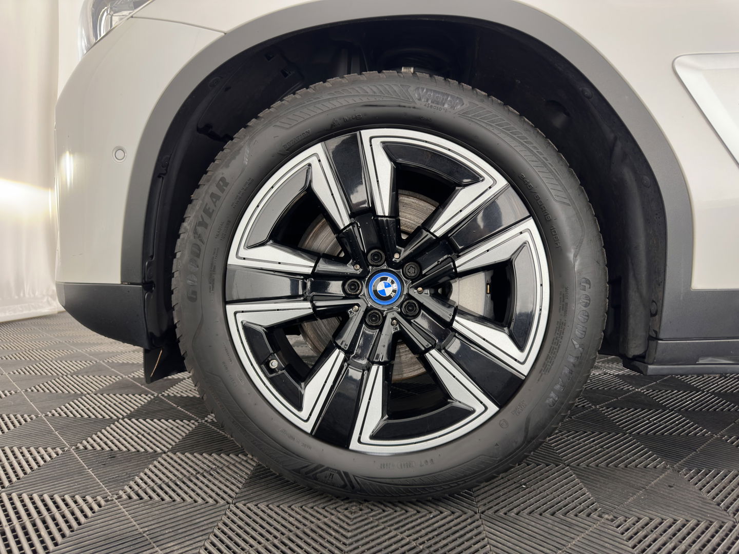 BMW iX3 Executive 80 kWh [ 3-Fase ] { SOH-96% } (INCL.BTW) Aut. *PANO | FULL-LEATHER | ADAPTIVE-CRUISE | FULL-LED | BLIND-SPOT | MEMORY-PACK | DIGI-COCKPIT | HEATED-COMFORTSEATS | CAMERA | DAB+ | NAVI-FULLMAP | 19''ALU*