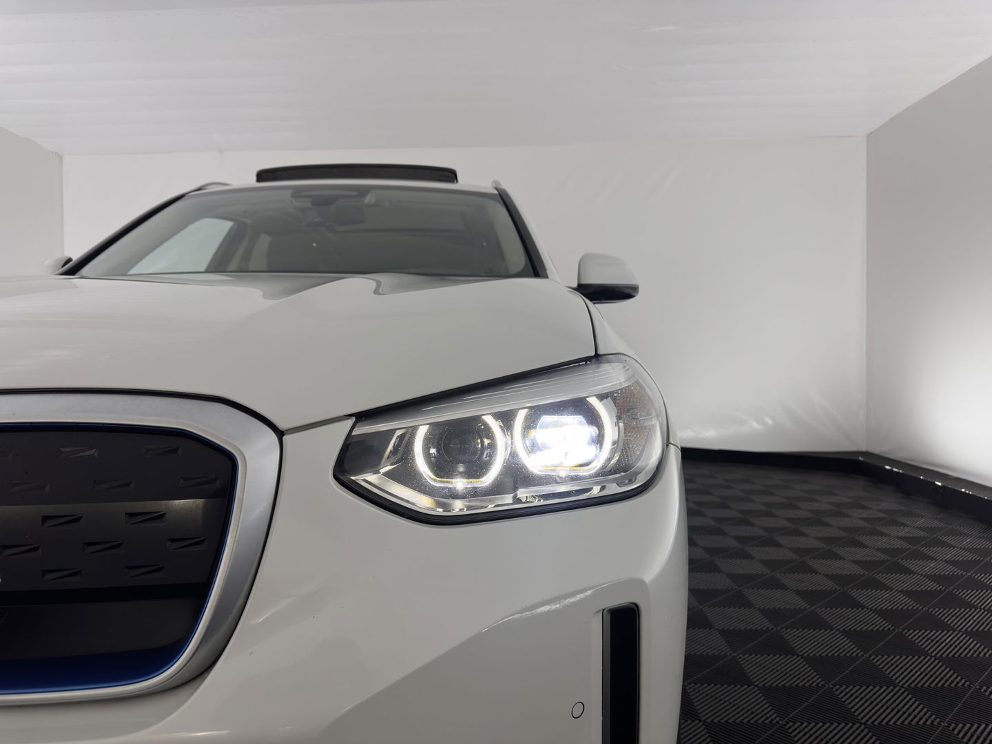 BMW iX3 Executive 80 kWh [ 3-Fase ] { SOH-96% } (INCL.BTW) Aut. *PANO | FULL-LEATHER | ADAPTIVE-CRUISE | FULL-LED | BLIND-SPOT | MEMORY-PACK | DIGI-COCKPIT | HEATED-COMFORTSEATS | CAMERA | DAB+ | NAVI-FULLMAP | 19''ALU*
