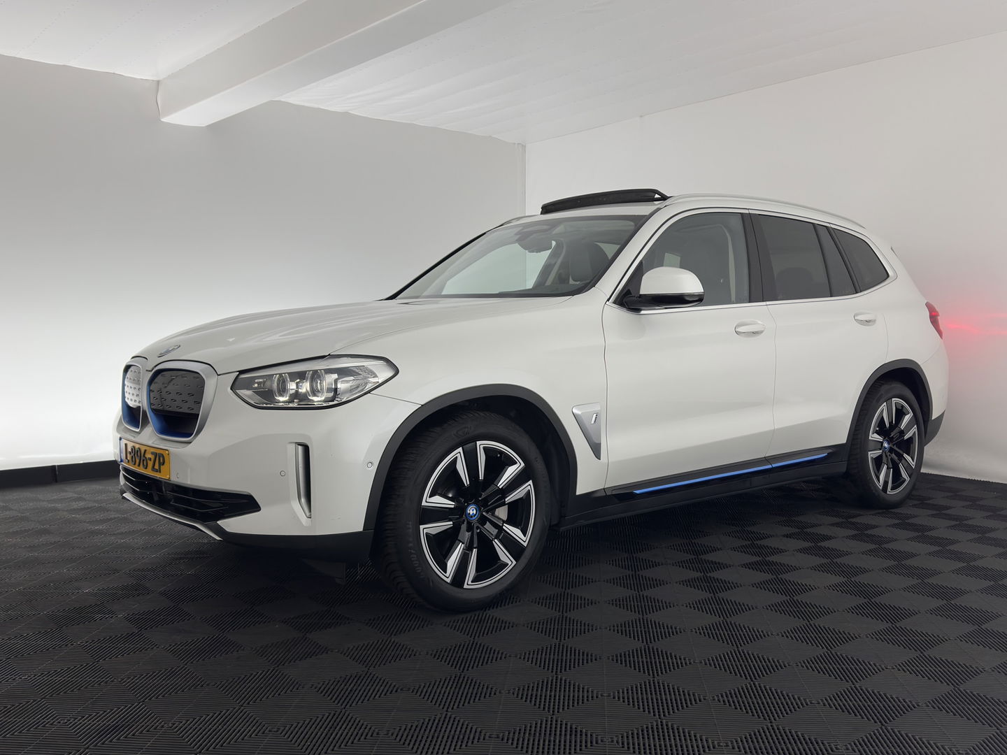 BMW iX3 Executive 80 kWh [ 3-Fase ] { SOH-96% } (INCL.BTW) Aut. *PANO | FULL-LEATHER | ADAPTIVE-CRUISE | FULL-LED | BLIND-SPOT | MEMORY-PACK | DIGI-COCKPIT | HEATED-COMFORTSEATS | CAMERA | DAB+ | NAVI-FULLMAP | 19''ALU*