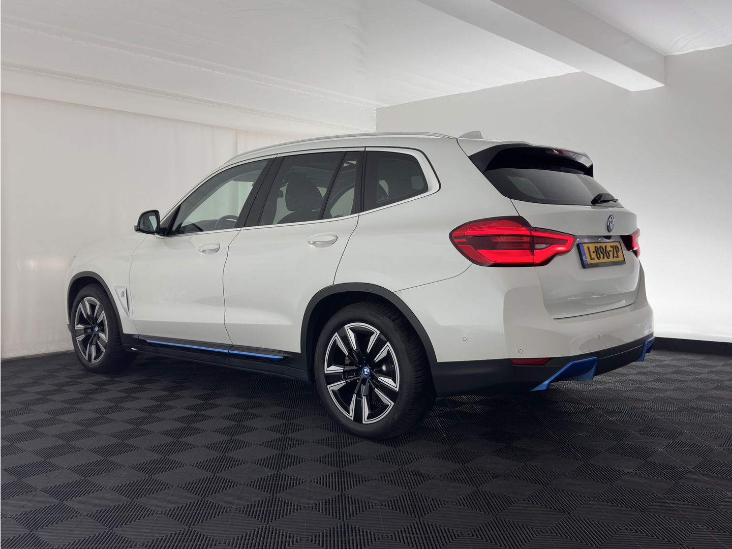 BMW iX3 Executive 80 kWh [ 3-Fase ] (INCL.BTW) Aut. *PANO | FULL-LEATHER | ADAPTIVE-CRUISE | FULL-LED | BLIND-SPOT | MEMORY-PACK | DIGI-COCKPIT | HEATED-COMFORTSEATS | CAMERA | DAB+ | NAVI-FULLMAP | 19''ALU*