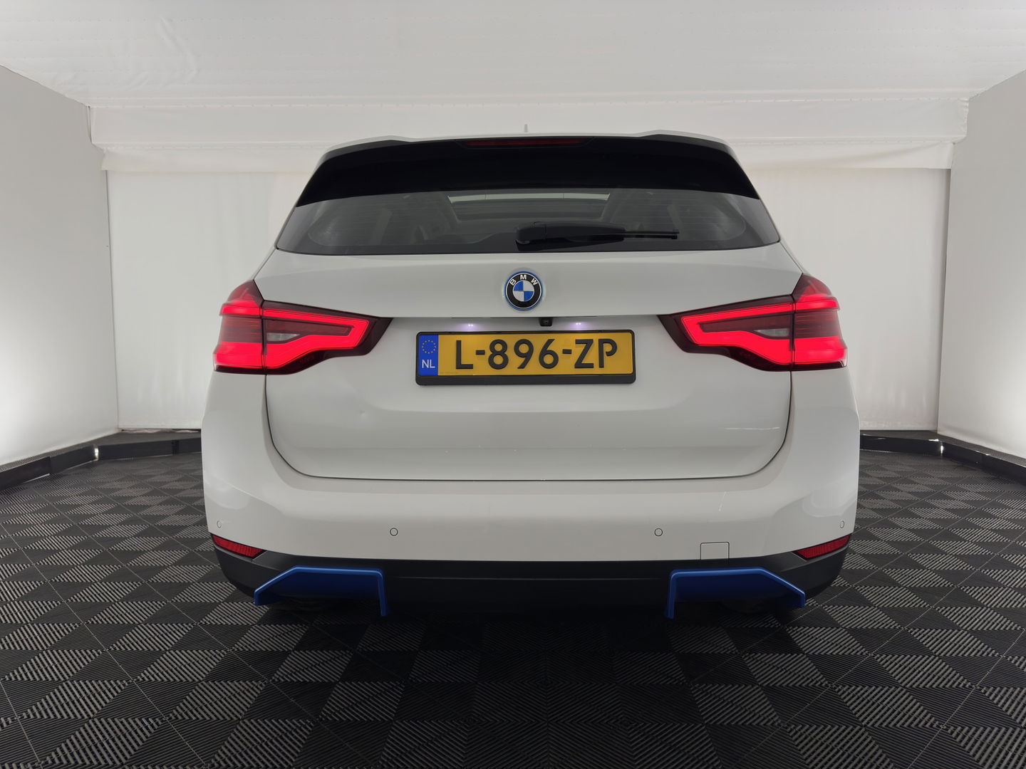 BMW iX3 Executive 80 kWh [ 3-Fase ] { SOH-96% } (INCL.BTW) Aut. *PANO | FULL-LEATHER | ADAPTIVE-CRUISE | FULL-LED | BLIND-SPOT | MEMORY-PACK | DIGI-COCKPIT | HEATED-COMFORTSEATS | CAMERA | DAB+ | NAVI-FULLMAP | 19''ALU*