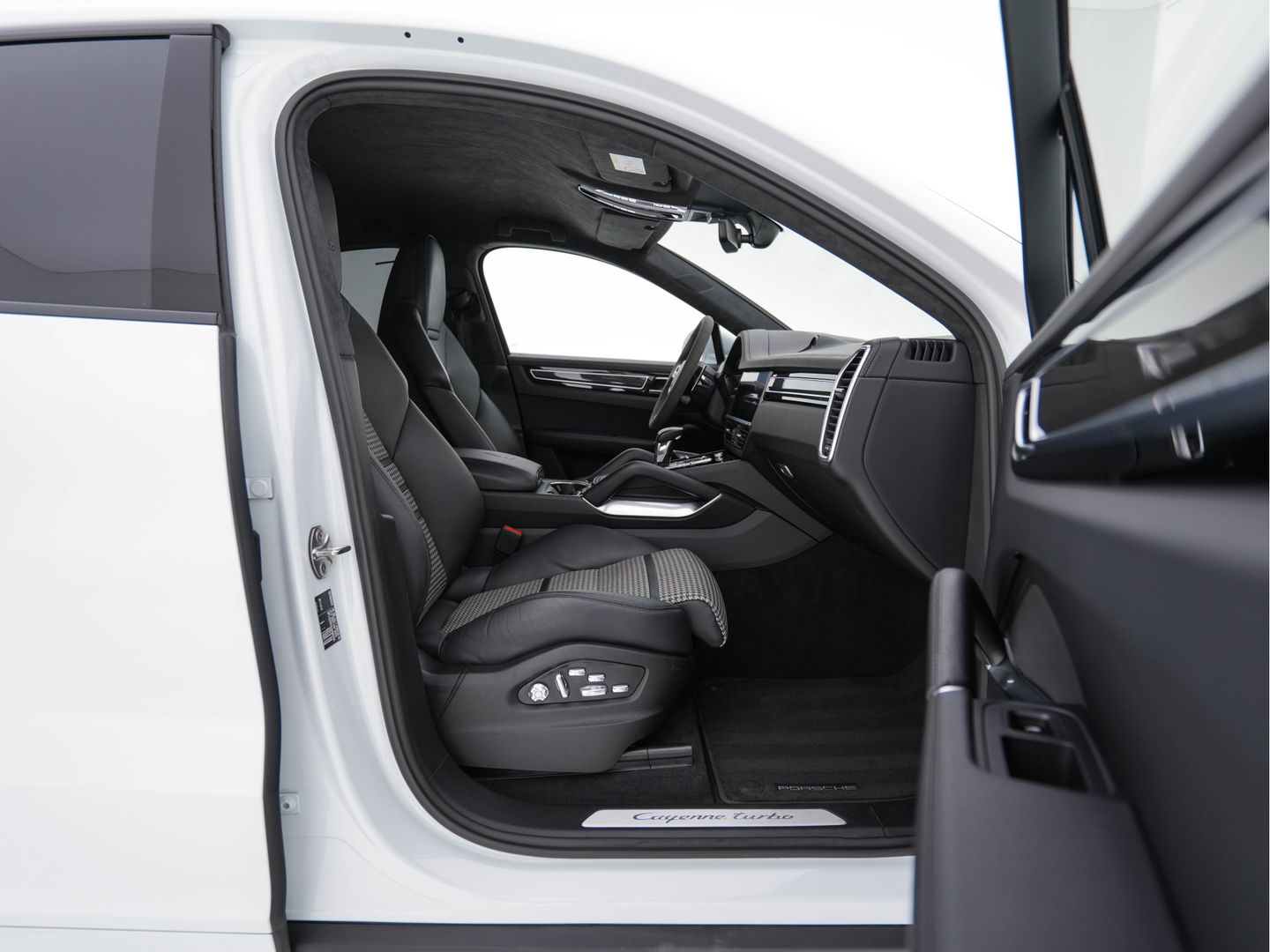 Porsche Cayenne 4.0 Turbo Coupé Aut. *CERAMIC-BRAKES | HEAD-UP | CARBON-PACK | NIGHT-VISION | ADAPTIVE-CRUISE | BLIND-SPOT | SOFT-CLOSE | BURMESTER | LEATHER-FABRIC | MEMORY-PACK | HEATED-SPORTSEATS | TOP-VIEW | KEYLESS | F