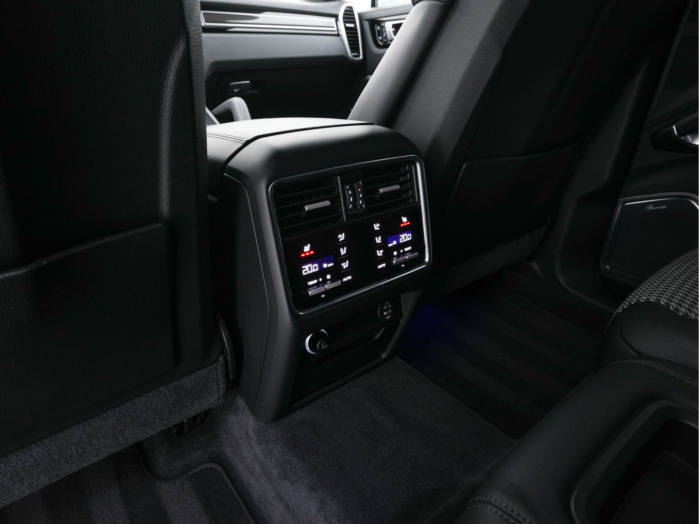 Porsche Cayenne 4.0 Turbo Coupé Aut. *CERAMIC-BRAKES | HEAD-UP | CARBON-PACK | NIGHT-VISION | ADAPTIVE-CRUISE | BLIND-SPOT | SOFT-CLOSE | BURMESTER | LEATHER-FABRIC | MEMORY-PACK | HEATED-SPORTSEATS | TOP-VIEW | KEYLESS | F