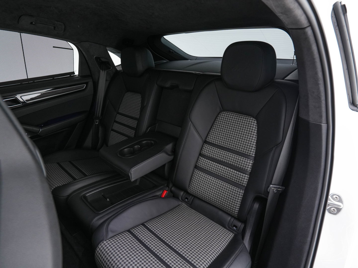 Porsche Cayenne 4.0 Turbo Coupé Aut. *CERAMIC-BRAKES | HEAD-UP | CARBON-PACK | NIGHT-VISION | ADAPTIVE-CRUISE | BLIND-SPOT | SOFT-CLOSE | BURMESTER | LEATHER-FABRIC | MEMORY-PACK | HEATED-SPORTSEATS | TOP-VIEW | KEYLESS | F