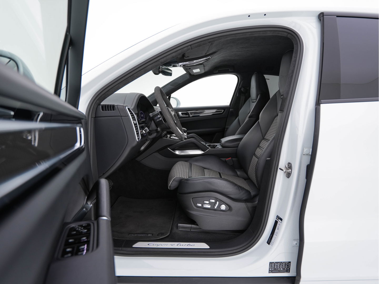 Porsche Cayenne 4.0 Turbo Coupé Aut. *CERAMIC-BRAKES | HEAD-UP | CARBON-PACK | NIGHT-VISION | ADAPTIVE-CRUISE | BLIND-SPOT | SOFT-CLOSE | BURMESTER | LEATHER-FABRIC | MEMORY-PACK | HEATED-SPORTSEATS | TOP-VIEW | KEYLESS | F