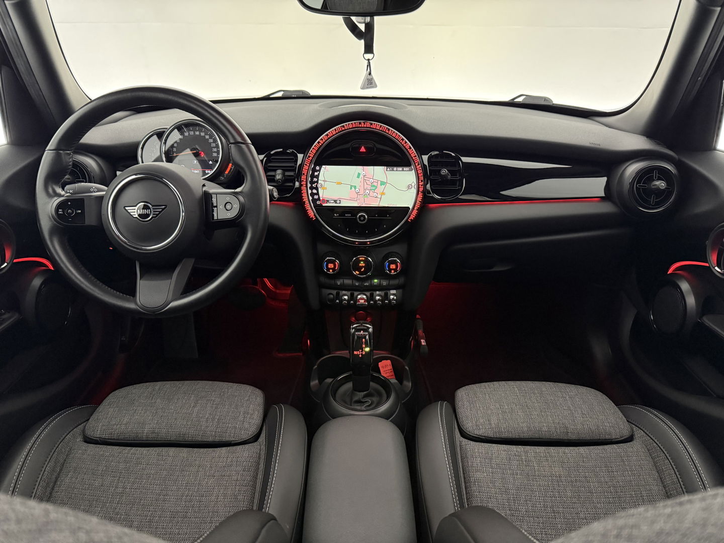 MINI Cooper 1.5 Cooper Business Edition | Pano | Sfeerverl. | Carplay | Cruise | Parkeersens. | Navi | NAP