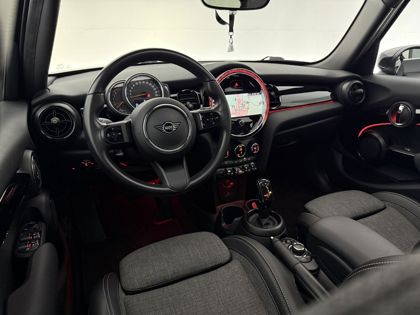 MINI Cooper 1.5 Cooper Business Edition | Pano | Sfeerverl. | Carplay | Cruise | Parkeersens. | Navi | NAP
