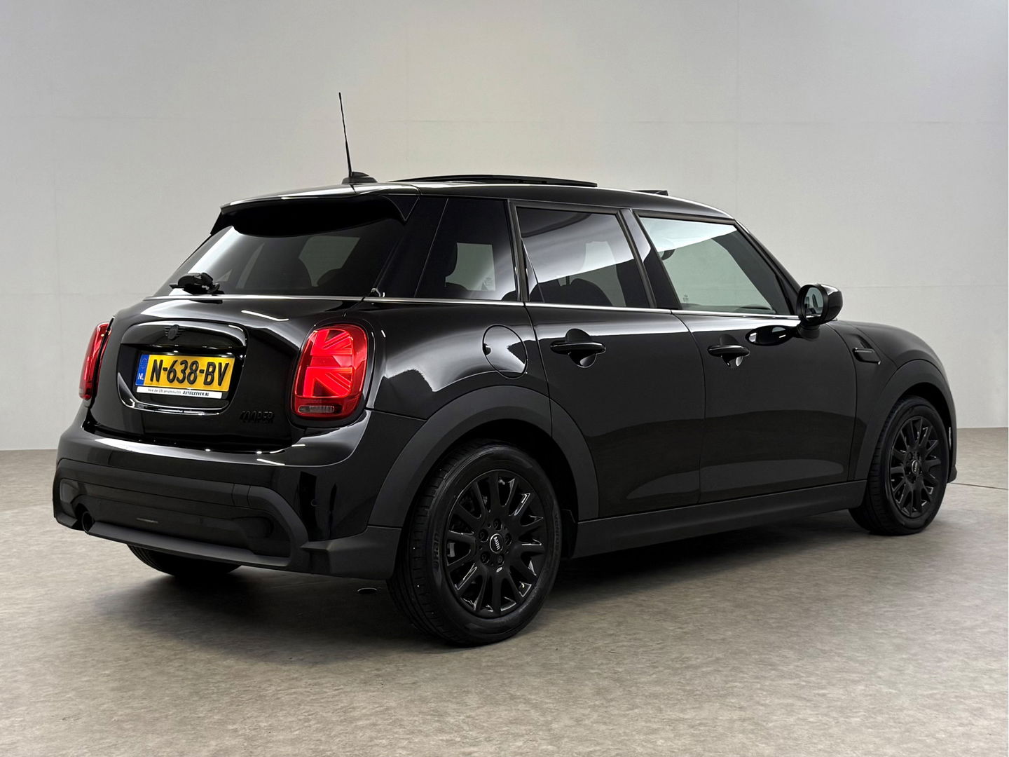 MINI Cooper 1.5 Cooper Business Edition | Pano | Sfeerverl. | Carplay | Cruise | Parkeersens. | Navi | NAP