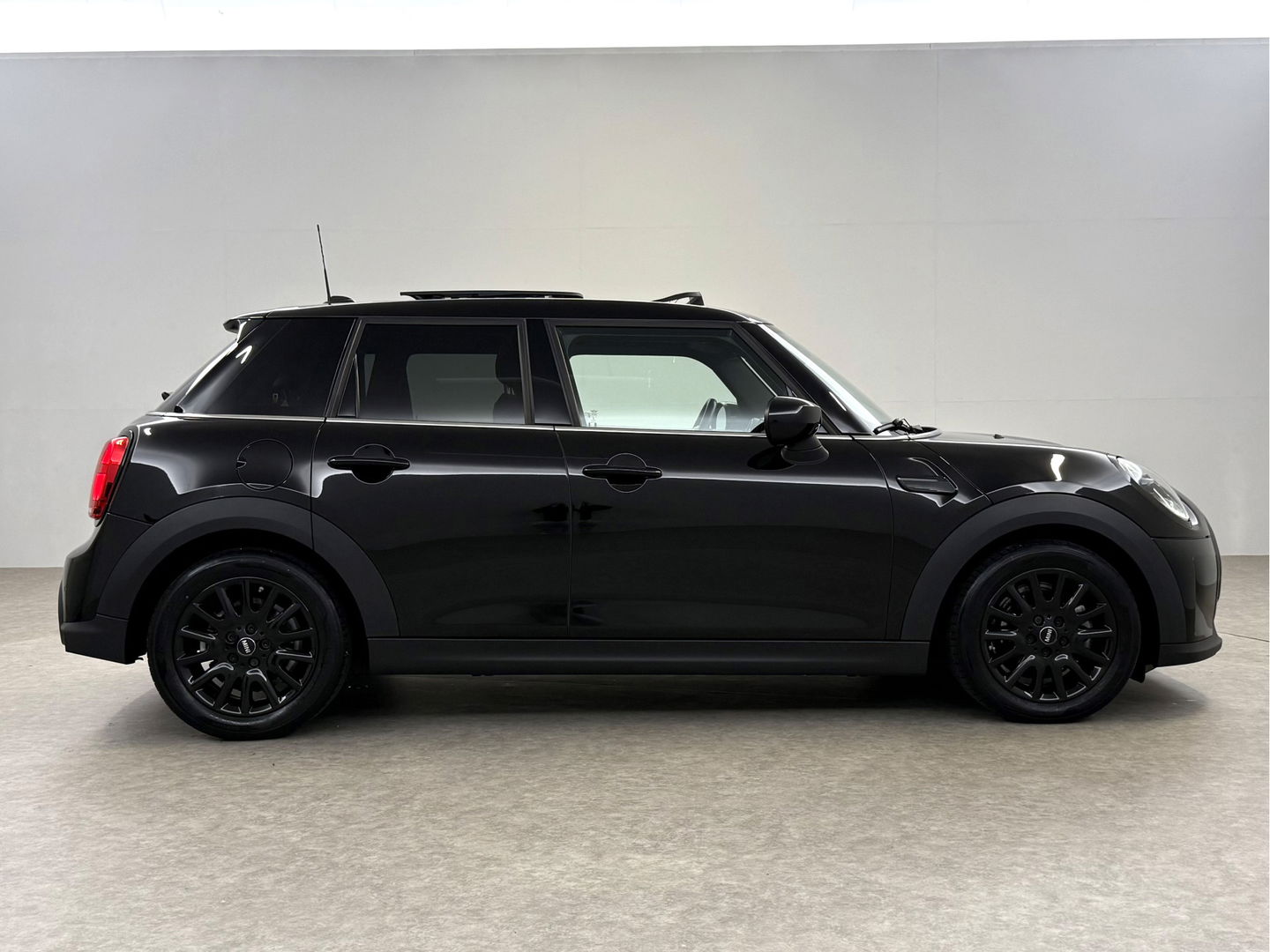 MINI Cooper 1.5 Cooper Business Edition | Pano | Sfeerverl. | Carplay | Cruise | Parkeersens. | Navi | NAP