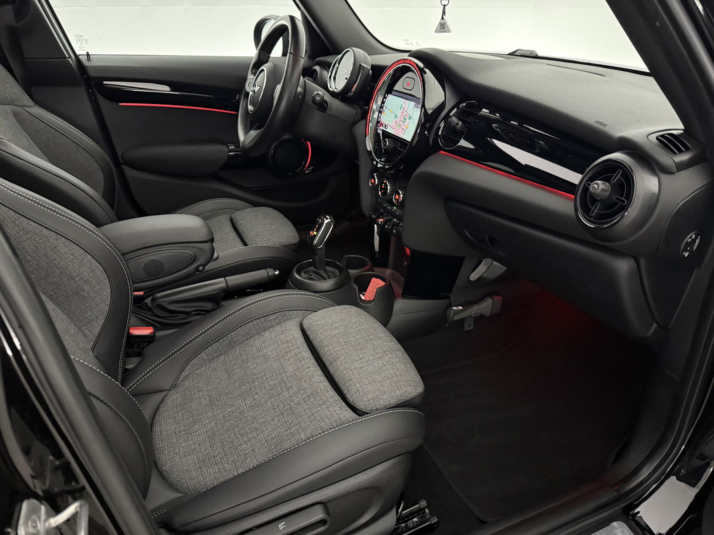 MINI Cooper 1.5 Cooper Business Edition | Pano | Sfeerverl. | Carplay | Cruise | Parkeersens. | Navi | NAP