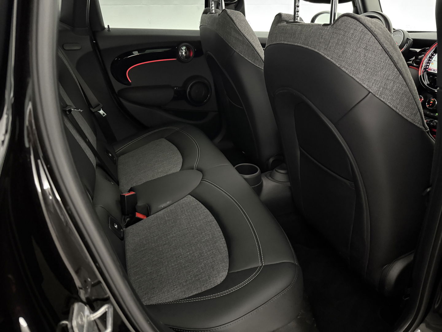 MINI Cooper 1.5 Cooper Business Edition | Pano | Sfeerverl. | Carplay | Cruise | Parkeersens. | Navi | NAP