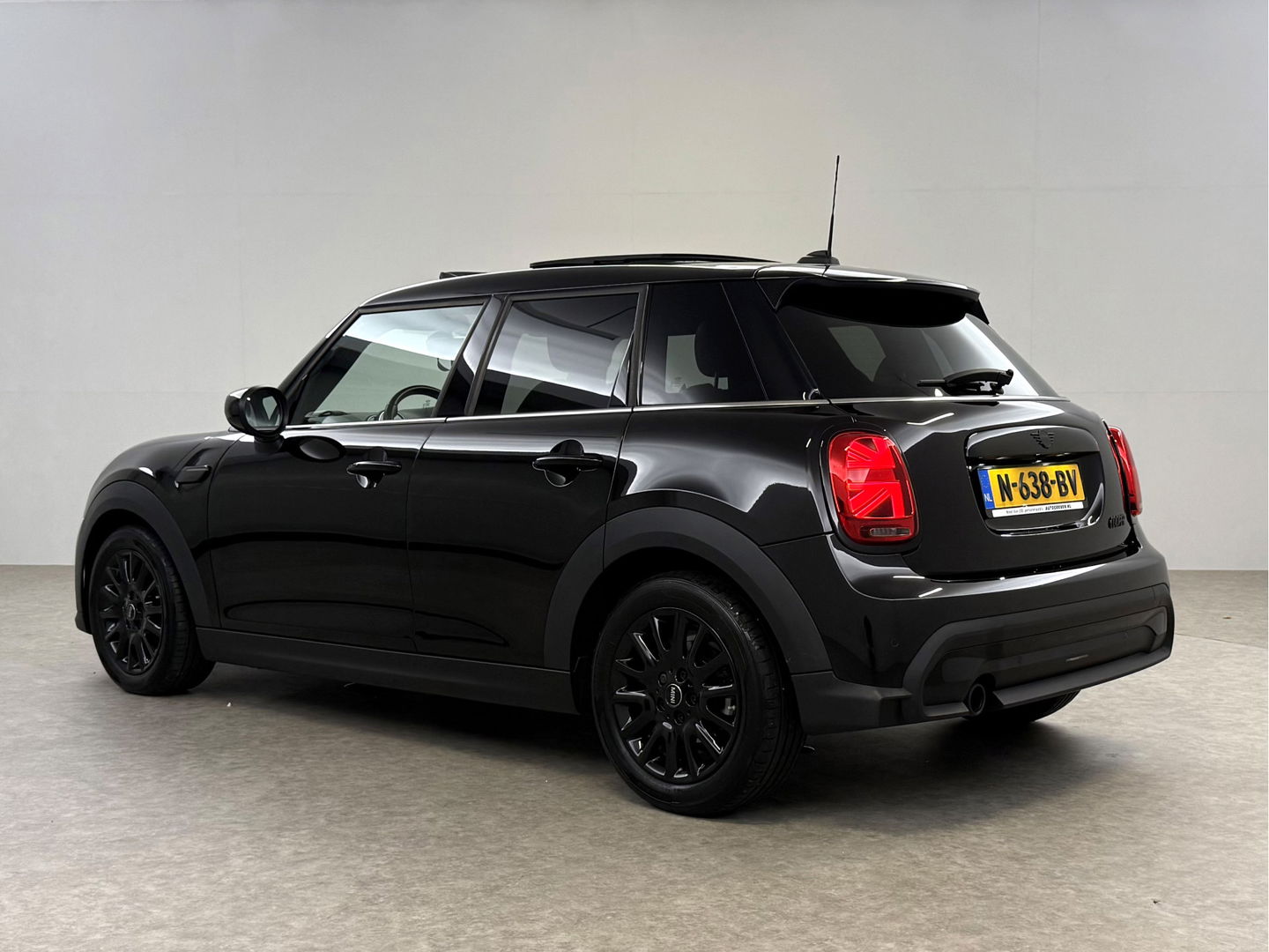 MINI Cooper 1.5 Cooper Business Edition | Pano | Sfeerverl. | Carplay | Cruise | Parkeersens. | Navi | NAP