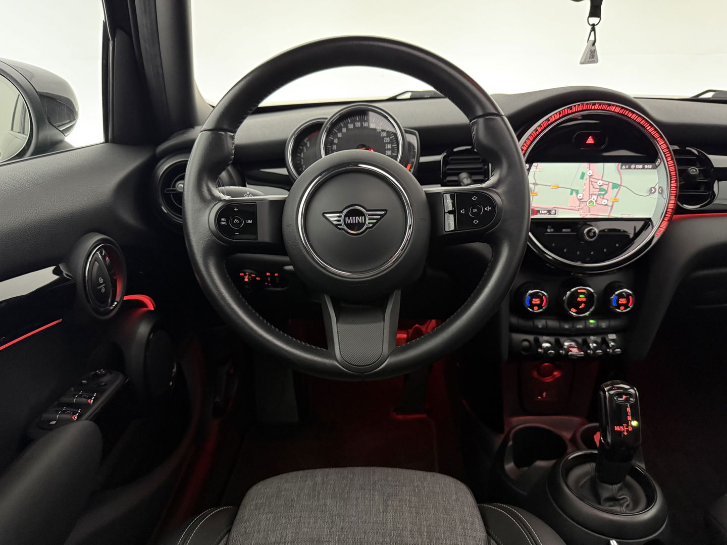 MINI Cooper 1.5 Cooper Business Edition | Pano | Sfeerverl. | Carplay | Cruise | Parkeersens. | Navi | NAP