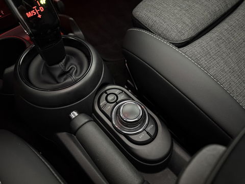 MINI Cooper 1.5 Cooper Business Edition | Pano | Sfeerverl. | Carplay | Cruise | Parkeersens. | Navi | NAP