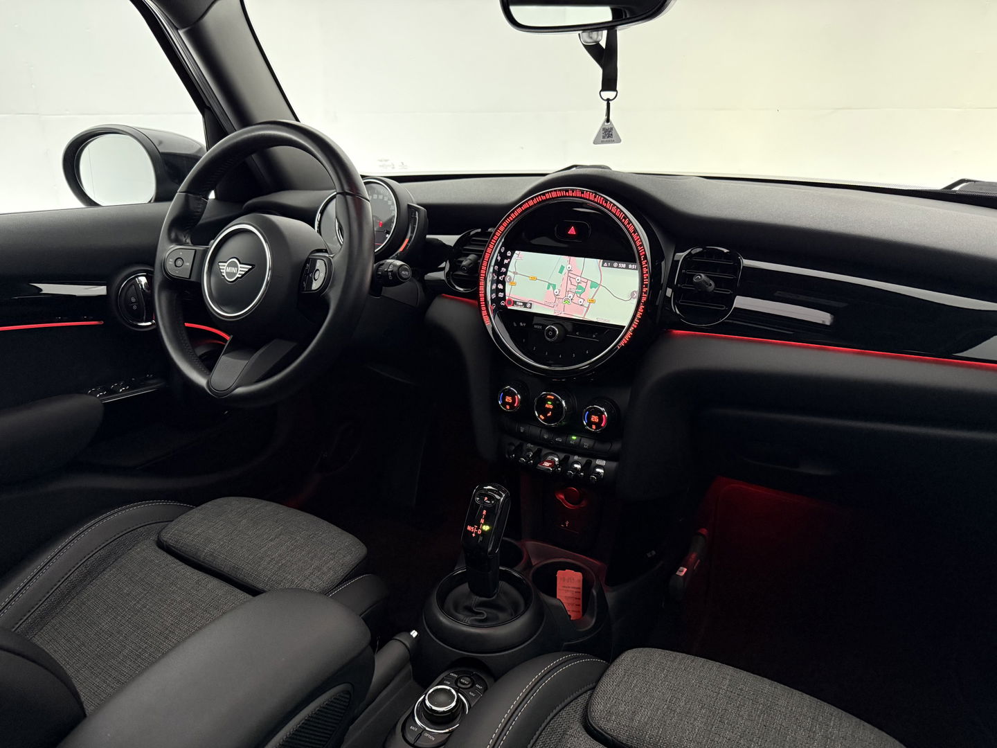 MINI Cooper 1.5 Cooper Business Edition | Pano | Sfeerverl. | Carplay | Cruise | Parkeersens. | Navi | NAP