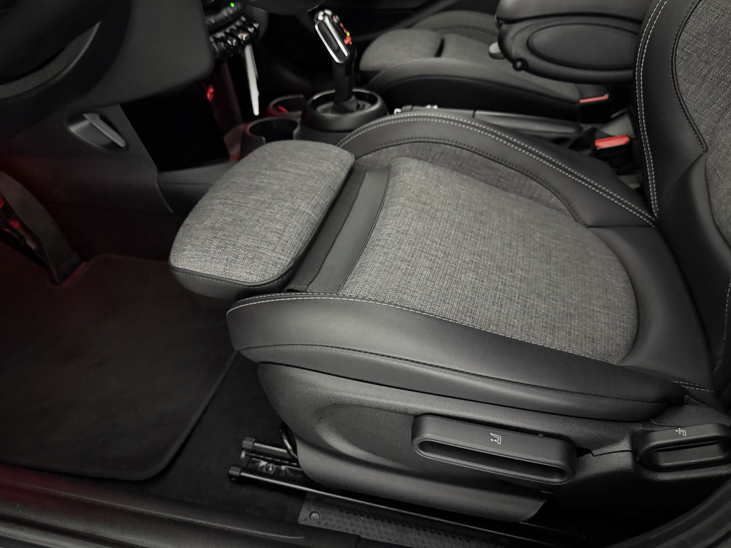 MINI Cooper 1.5 Cooper Business Edition | Pano | Sfeerverl. | Carplay | Cruise | Parkeersens. | Navi | NAP