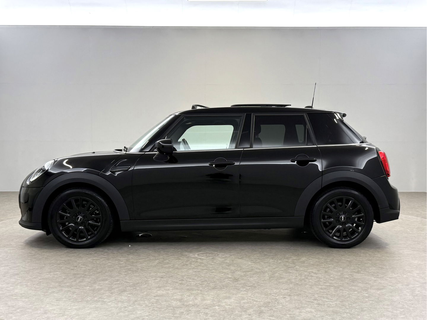 MINI Cooper 1.5 Cooper Business Edition | Pano | Sfeerverl. | Carplay | Cruise | Parkeersens. | Navi | NAP