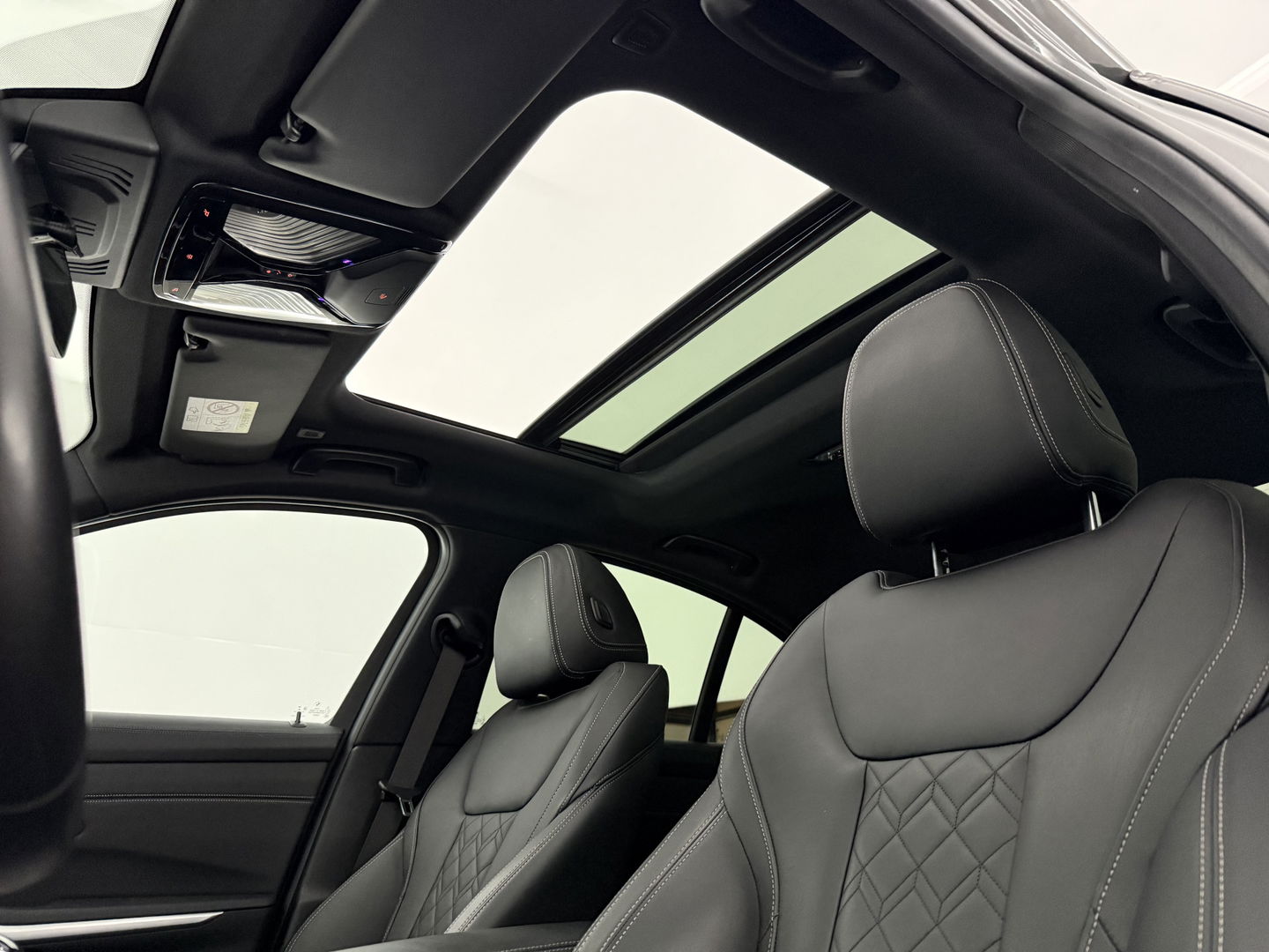 BMW 3-serie 330e eDrive 292PK M-Sport | Pano | HuD | 360° | Sfeer | Virtual | Memory | Adap. Cruise | Carplay | Keyless | NAP