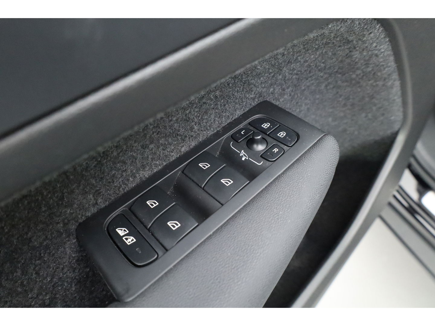 Volvo XC40 1.5 T4 Plug-in hybrid Plus Dark | Facelift | 5.846km | Tailord Wool | H&K Audio | elek. stoelen | ACC |