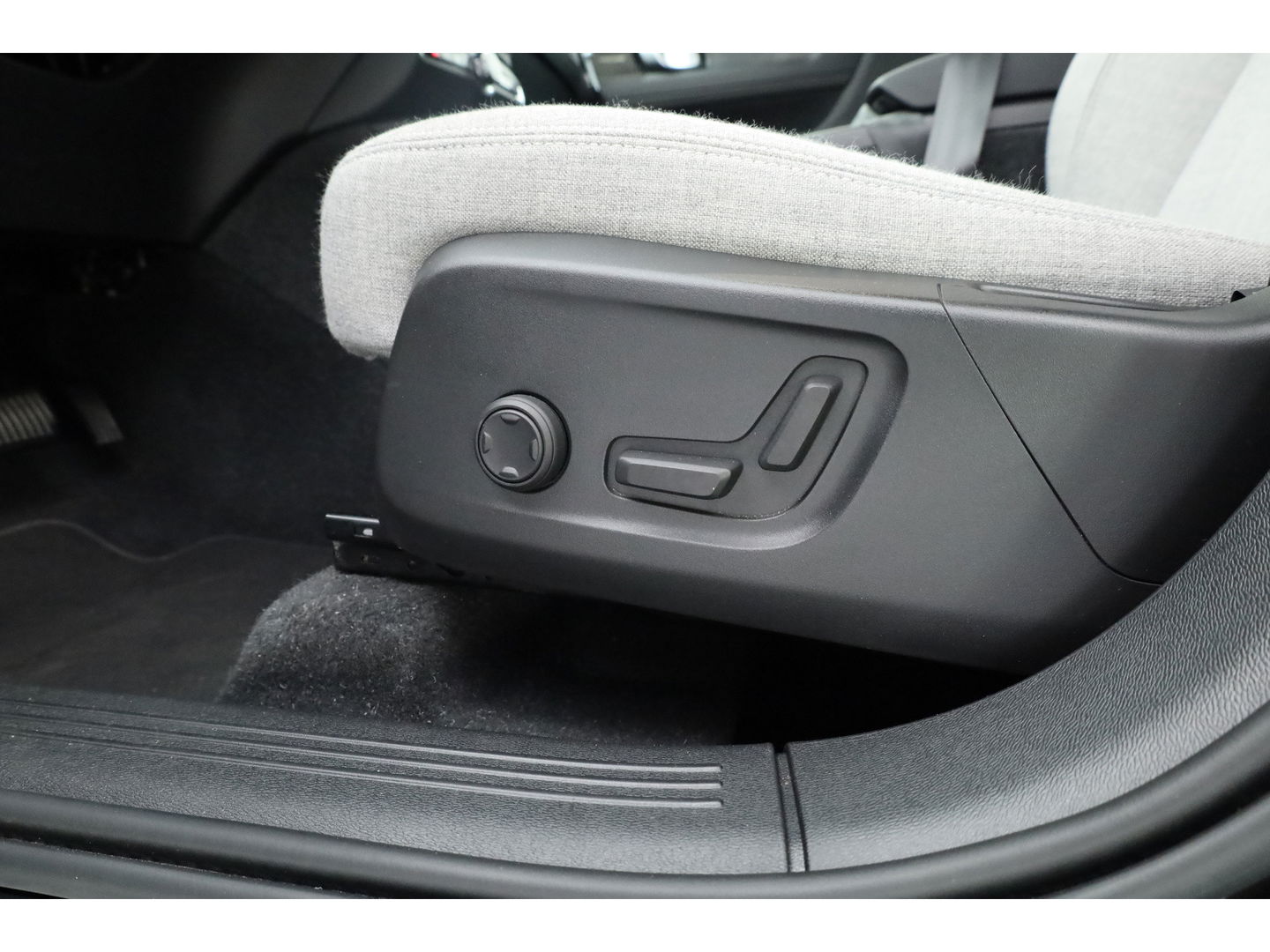 Volvo XC40 1.5 T4 Plug-in hybrid Plus Dark | Facelift | 5.846km | Tailord Wool | H&K Audio | elek. stoelen | ACC |