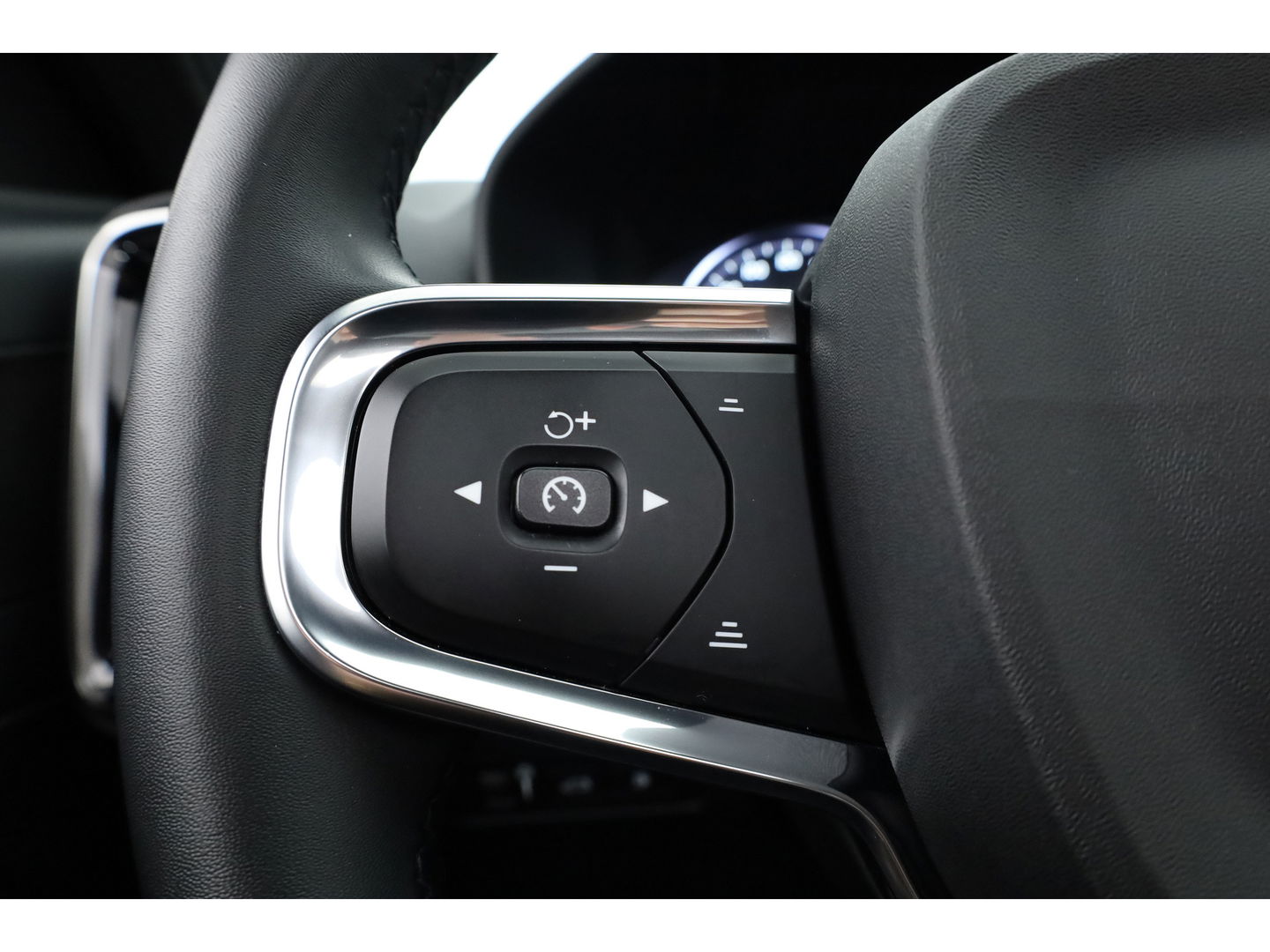 Volvo XC40 1.5 T4 Plug-in hybrid Ultimate Dark | Facelift | Pano-dak | H&K Audio | 20 inch | elek. stoelen | stoel + stuurverw. |